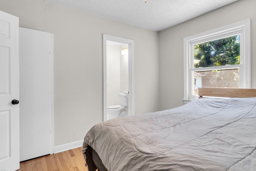 Image 19 of property listing at 5 Jerry Drive, Charleston, SC 29407