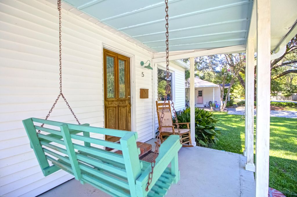 Image 2 of property listing at 5 Jerry Drive, Charleston, SC 29407