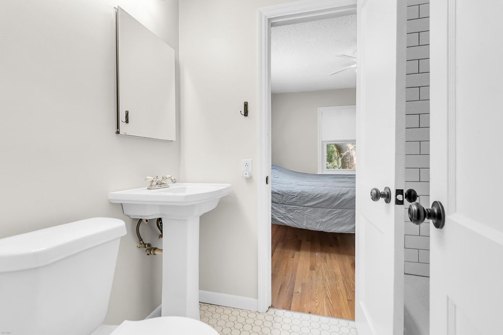 Image 20 of property listing at 5 Jerry Drive, Charleston, SC 29407