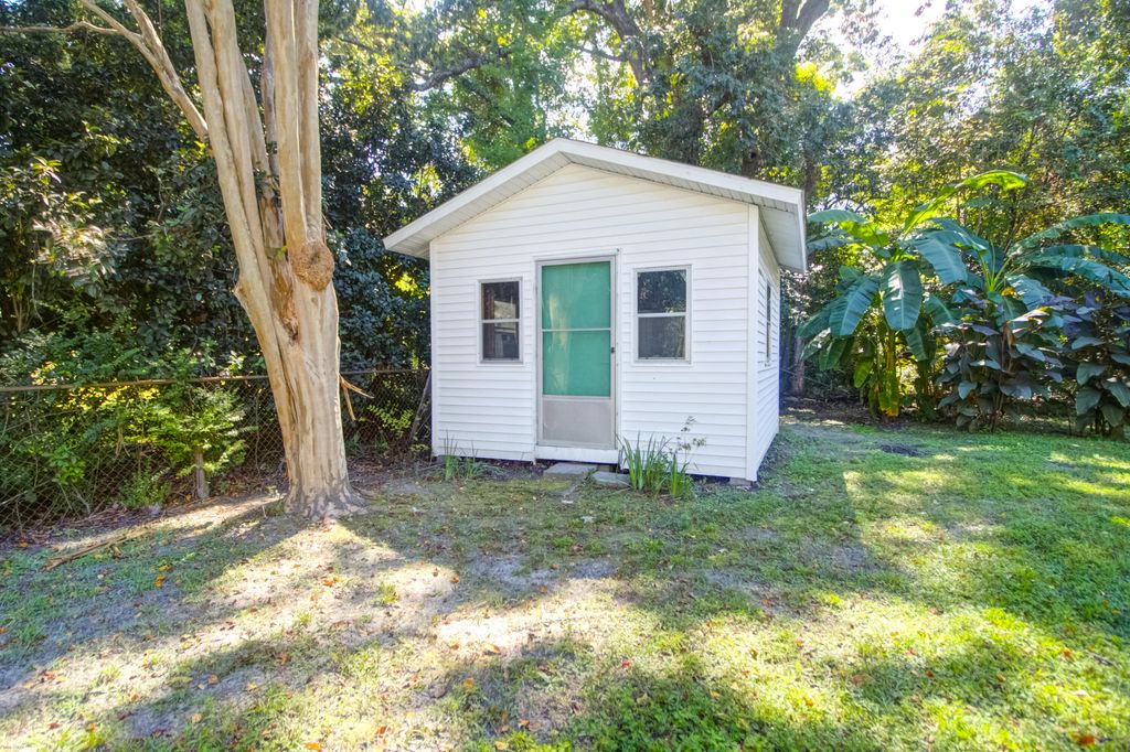 Image 25 of property listing at 5 Jerry Drive, Charleston, SC 29407