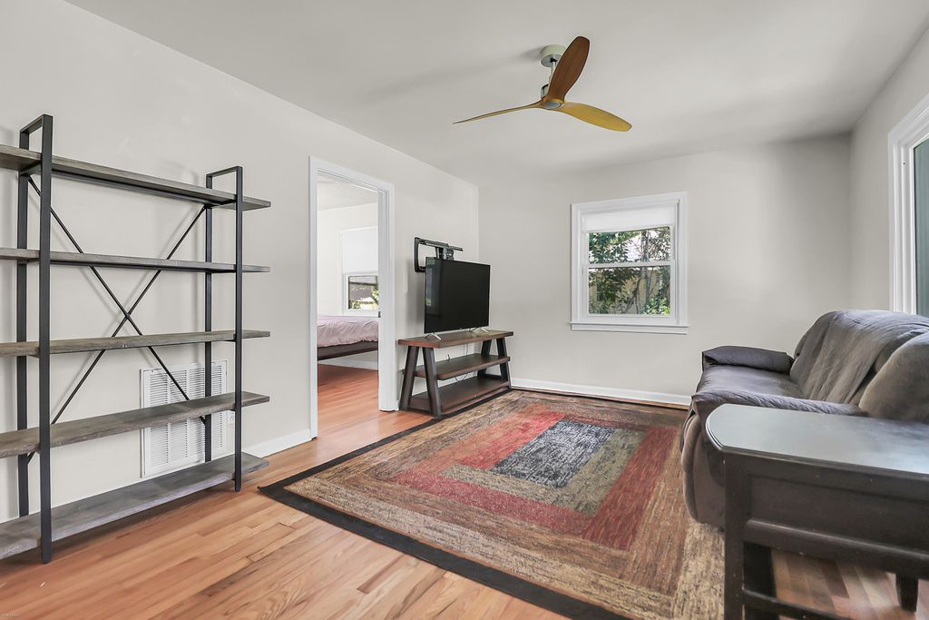 Image 5 of property listing at 5 Jerry Drive, Charleston, SC 29407