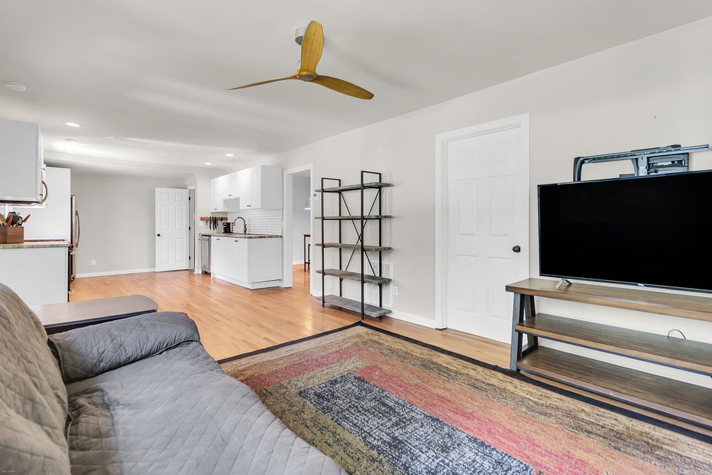 Image 6 of property listing at 5 Jerry Drive, Charleston, SC 29407