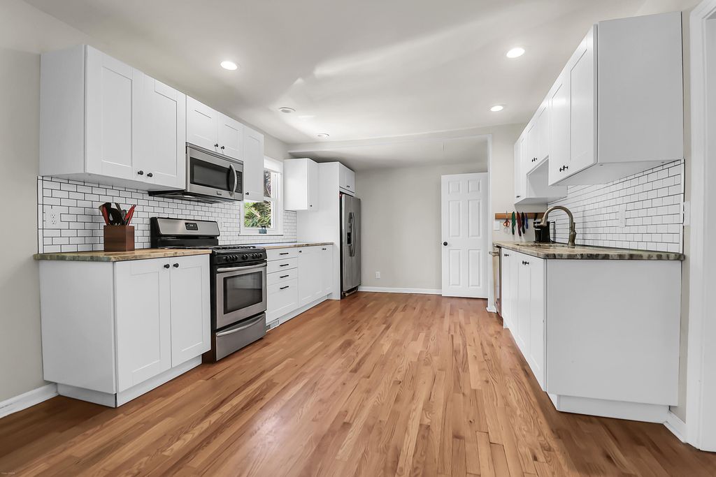 Image 7 of property listing at 5 Jerry Drive, Charleston, SC 29407