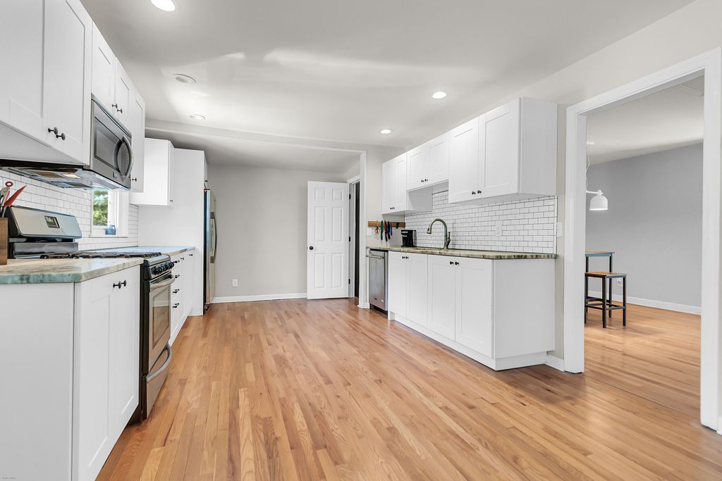 Image 8 of property listing at 5 Jerry Drive, Charleston, SC 29407