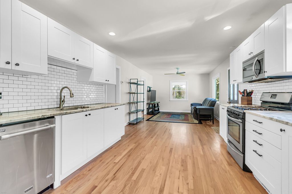 Image 9 of property listing at 5 Jerry Drive, Charleston, SC 29407