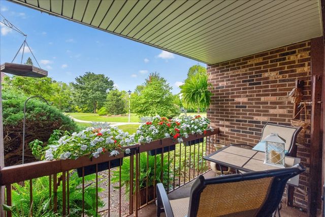 460 Raintree Court 1H, Glen Ellyn, IL 60137