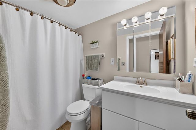 460 Raintree Court 1H, Glen Ellyn, IL 60137