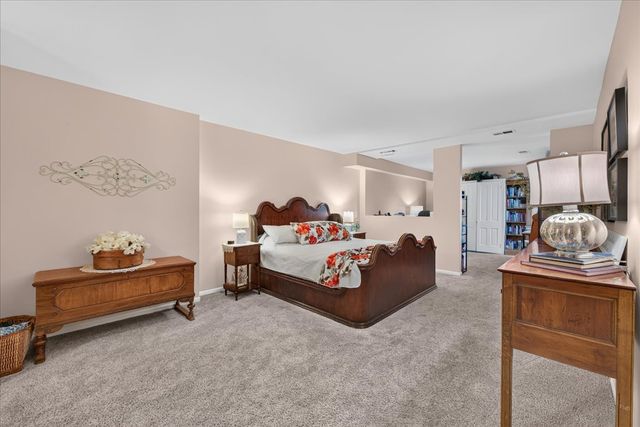 460 Raintree Court 1H, Glen Ellyn, IL 60137