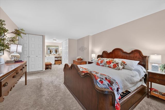 460 Raintree Court 1H, Glen Ellyn, IL 60137