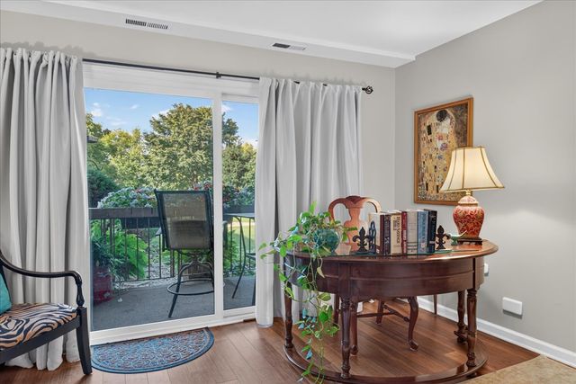 460 Raintree Court 1H, Glen Ellyn, IL 60137