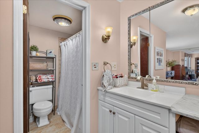 460 Raintree Court 1H, Glen Ellyn, IL 60137