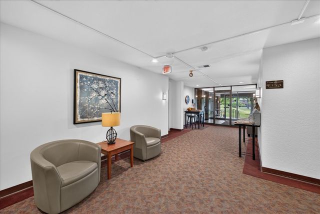 460 Raintree Court 1H, Glen Ellyn, IL 60137