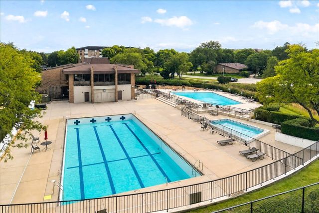 460 Raintree Court 1H, Glen Ellyn, IL 60137