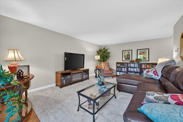 460 Raintree Court 1H, Glen Ellyn, IL 60137