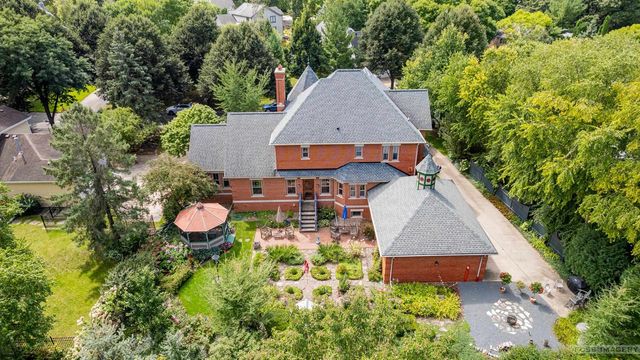 6 Pebble Beach Circle, Madison, WI 53717