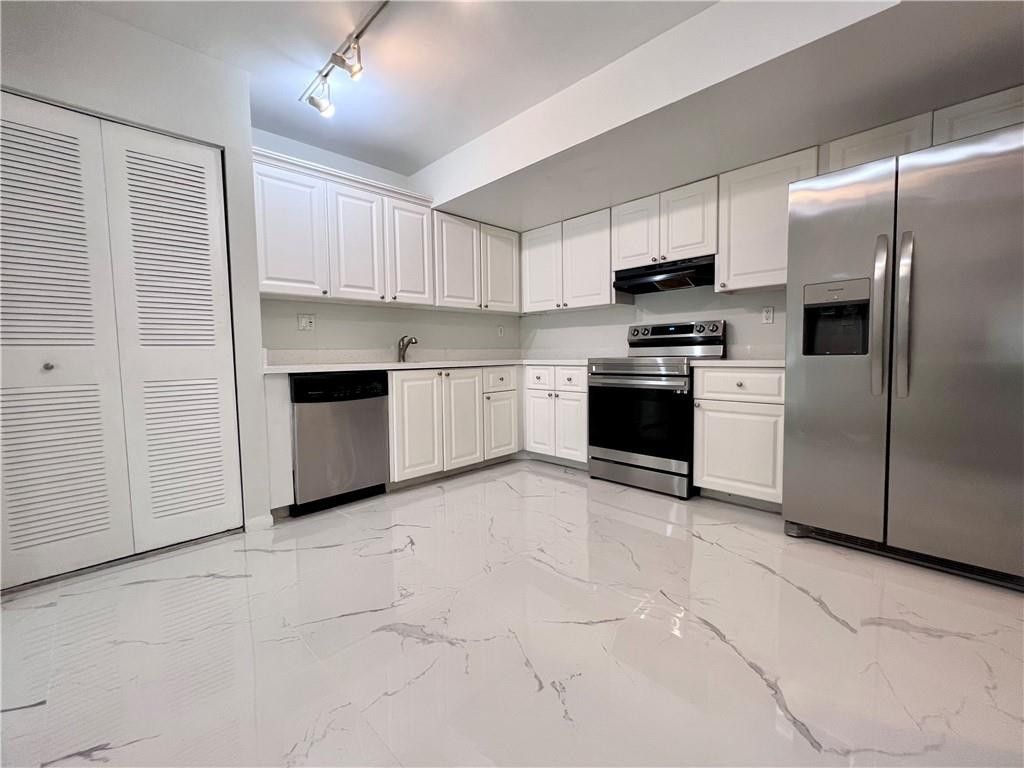 701 N Pine Island Road 303, Plantation, FL 33324