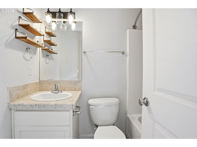 9406 N MACRUM Ave, Portland, OR 97203
