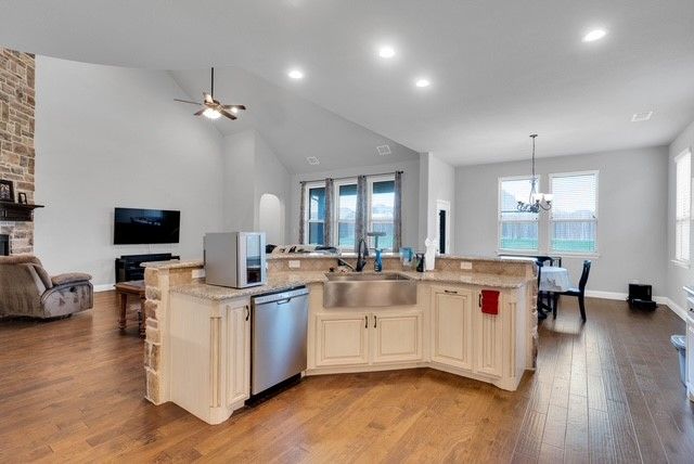 421 Summer Grove Drive, Midlothian, TX 76065
