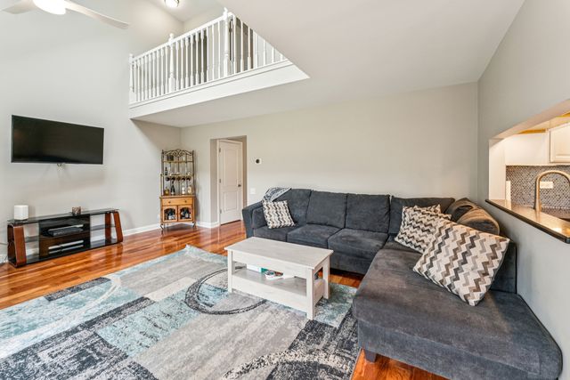 1426 W Sapphire Drive, Hoffman Estates, IL 60192