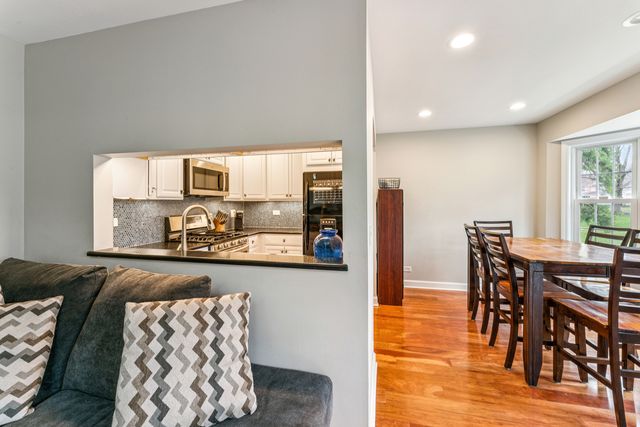 1426 W Sapphire Drive, Hoffman Estates, IL 60192