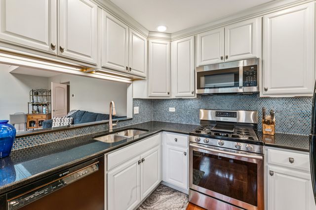 1426 W Sapphire Drive, Hoffman Estates, IL 60192