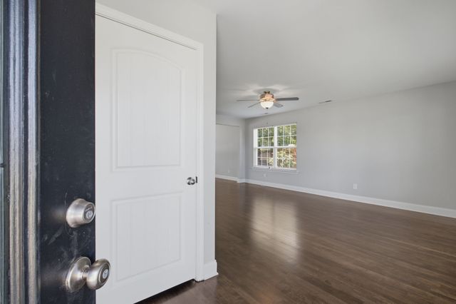 121 Pledge Ct, La Vergne, TN 37086
