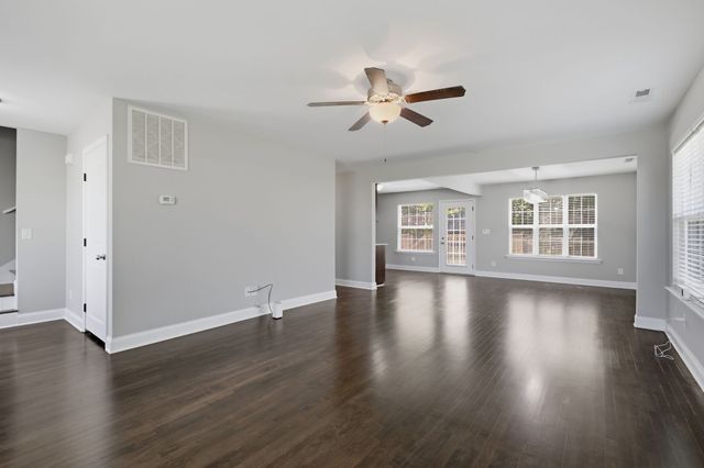 121 Pledge Ct, La Vergne, TN 37086