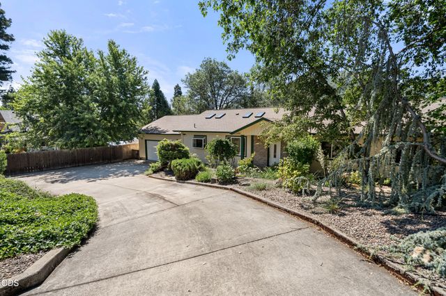 860 Fifth Avenue, Gold Hill, OR 97525