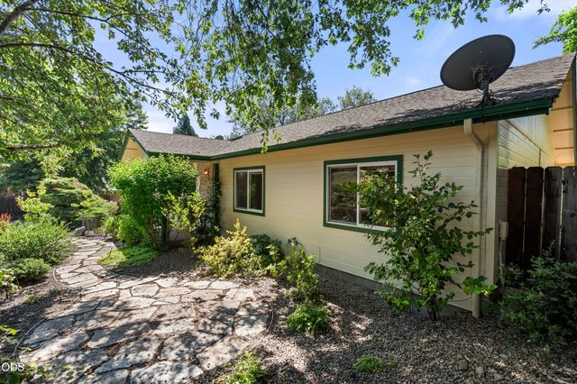 860 Fifth Avenue, Gold Hill, OR 97525