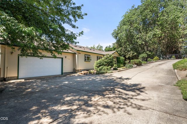 860 Fifth Avenue, Gold Hill, OR 97525