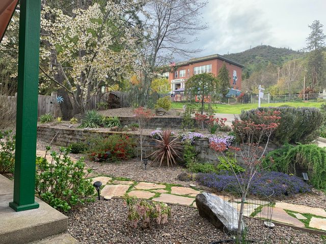 860 Fifth Avenue, Gold Hill, OR 97525