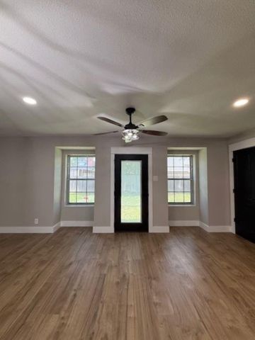 674 Meadowgreen Drive, Port Neches, TX 77651