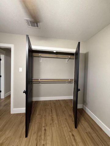 674 Meadowgreen Drive, Port Neches, TX 77651