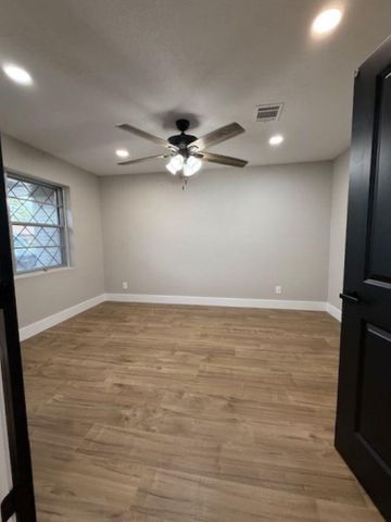 674 Meadowgreen Drive, Port Neches, TX 77651