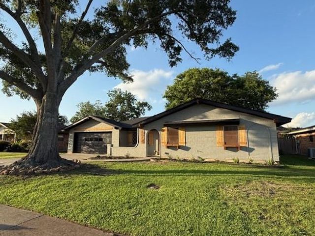 674 Meadowgreen Drive, Port Neches, TX 77651