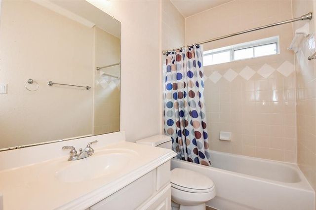 3206 Holly Crossing Drive, Houston, TX 77042