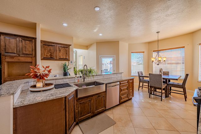 2304 La Vista Court NW, Albuquerque, NM 87120