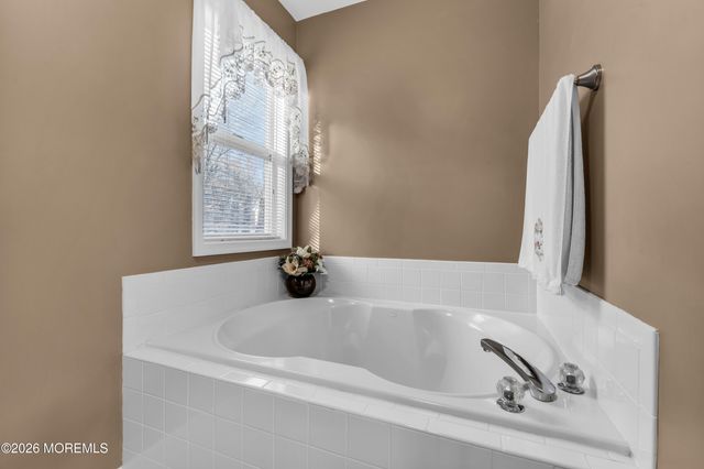 144 Lakeview Court, Toms River, NJ 08753