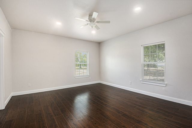 290 E Aurora Street, Rhome, TX 76078