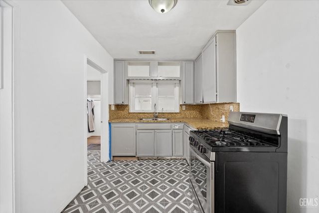 1221 El Rancho Drive, Bakersfield, CA 93304