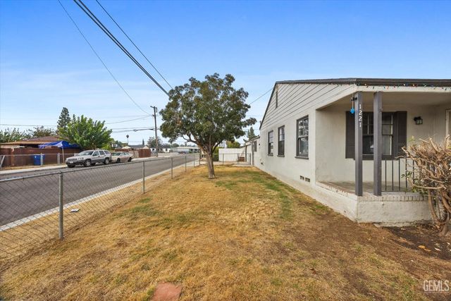 1221 El Rancho Drive, Bakersfield, CA 93304