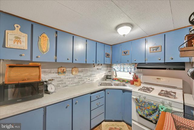 737 LAKE DR, Mount Wolf, PA 17347