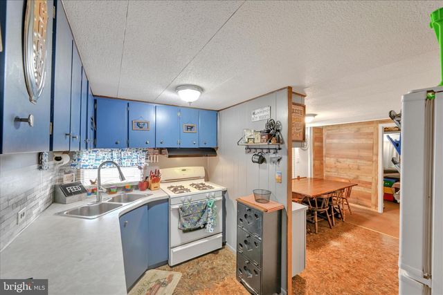 737 LAKE DR, Mount Wolf, PA 17347