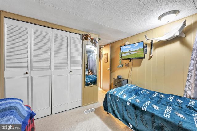 737 LAKE DR, Mount Wolf, PA 17347