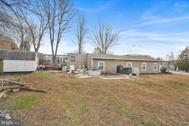 737 LAKE DR, Mount Wolf, PA 17347