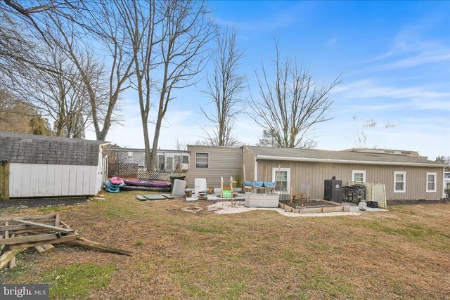 737 LAKE DR, Mount Wolf, PA 17347