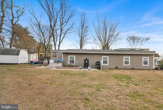 737 LAKE DR, Mount Wolf, PA 17347