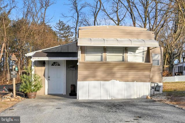 737 LAKE DR, Mount Wolf, PA 17347