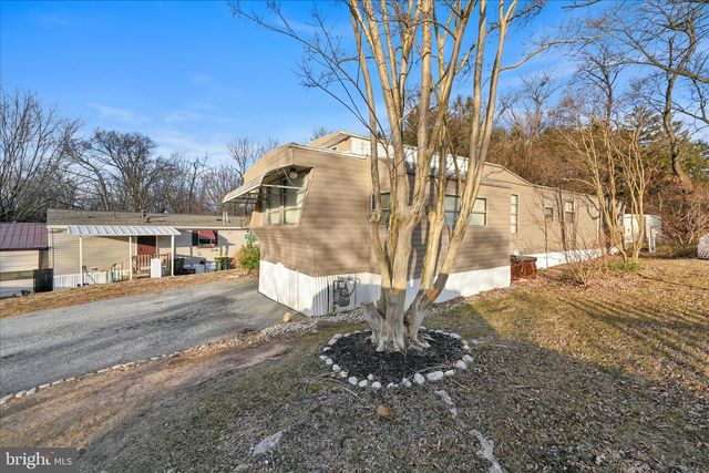 737 LAKE DR, Mount Wolf, PA 17347