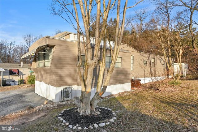 737 LAKE DR, Mount Wolf, PA 17347